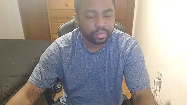 Snapshot of Breadwinnah chatting on 10-27-25, 02:21 Breadwinnah online show from 10-27-25, 02:21