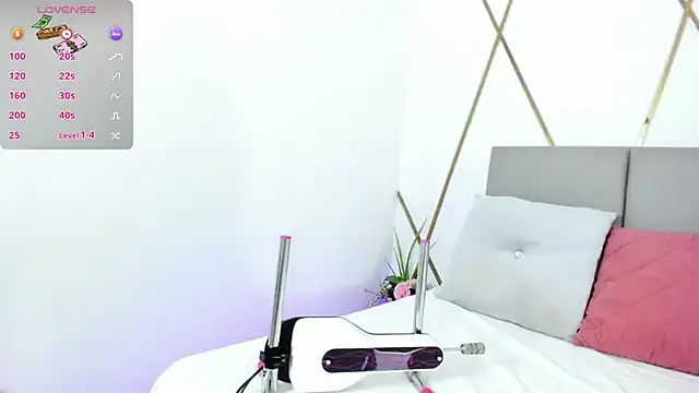 Snapshot of Venuswilds chatting on 09-15-25, 11:32 Venuswilds online show from 09-15-25, 11:32