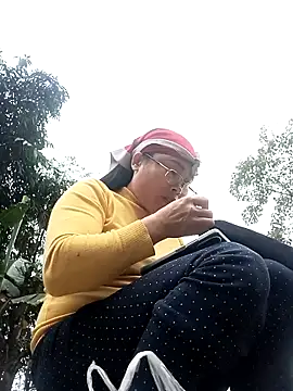 Snapshot of CoMay003 chatting on 11-12-25, 09:21 CoMay003 online show from 11-12-25, 09:21