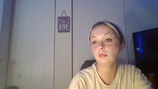 Candykissesxoxo online show from 10-12-25, 08:35