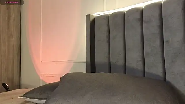 Snapshot of Ice_Princess_ chatting on 11-12-25, 02:17 Ice Princess online show from 11-12-25, 02:17