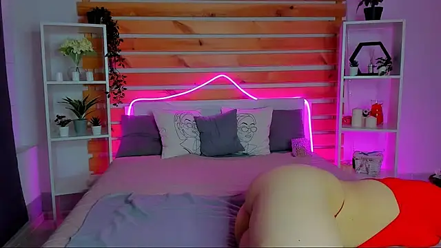 Snapshot of Laura_Ellinss chatting on 10-16-25, 08:59 Laura Ellinss online show from 10-16-25, 08:59