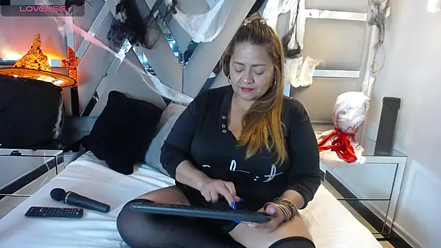 Snapshot of MonzerratBoyer chatting on 10-26-25, 06:25 MonzerratBoyer online show from 10-26-25, 06:25