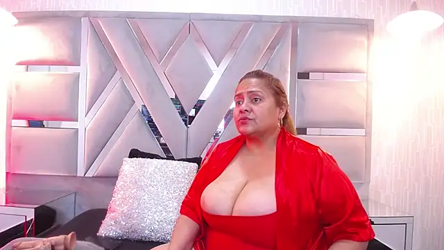 Snapshot of MonzerratBoyer chatting on 11-24-25, 06:02 MonzerratBoyer online show from 11-24-25, 06:02