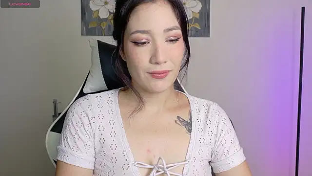 Snapshot of Eliih_01 chatting on 02-12-26, 02:45 Eliih 01 online show from 02-12-26, 02:45