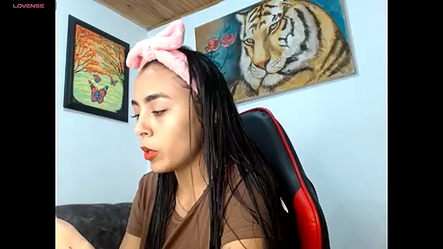 Snapshot of Wild_RoomXxX chatting on 10-31-25, 09:38 Wild RoomXxX online show from 10-31-25, 09:38