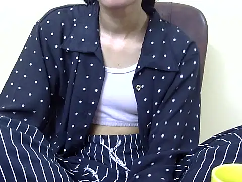 Snapshot of smallcuute chatting on 10-30-25, 06:52 smallcuute online show from 10-30-25, 06:52