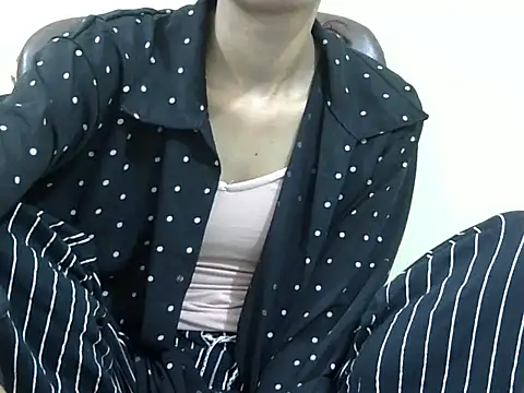 Snapshot of smallcuute chatting on 11-09-25, 07:23 smallcuute online show from 11-09-25, 07:23