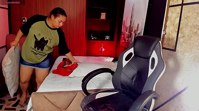 ThaliaBrooks  online show from 11-21-25, 04:33