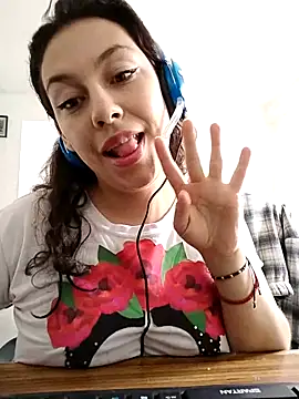 Snapshot of AlanaDesire chatting on 09-14-25, 06:29 AlanaDesire online show from 09-14-25, 06:29