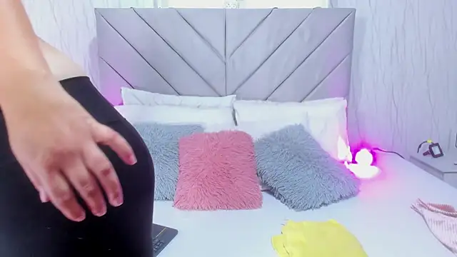 Victoria Guzman online show from 02-10-26, 04:22