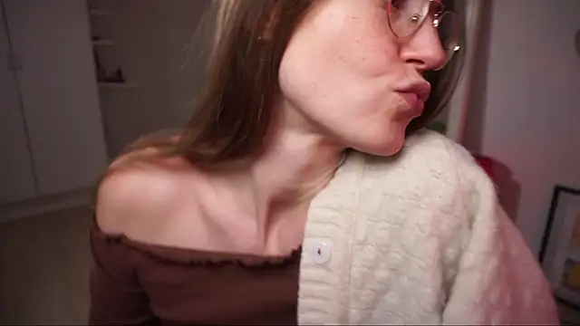 Snapshot of Scorpion_Peach chatting on 12-21-25, 12:34 Scorpion Peach online show from 12-21-25, 12:34