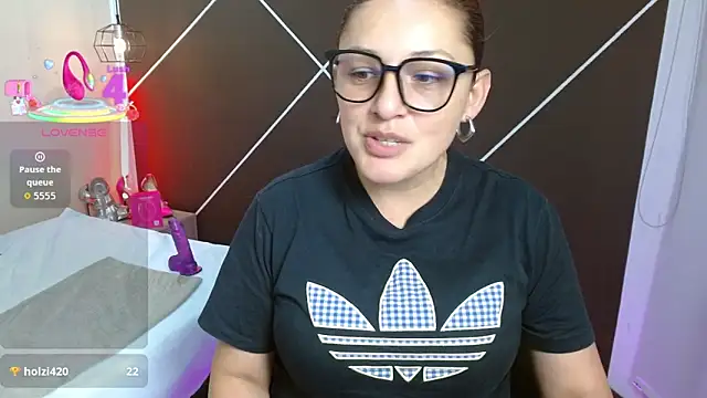 Snapshot of ScarletHott_ chatting on 10-22-25, 11:43 ScarletHott online show from 10-22-25, 11:43