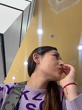 Isa Villamarin online show from 10-22-25, 03:01