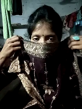 Snapshot of SEXY-MAHI4 chatting on 10-15-25, 06:19 SEXY-MAHI4 online show from 10-15-25, 06:19