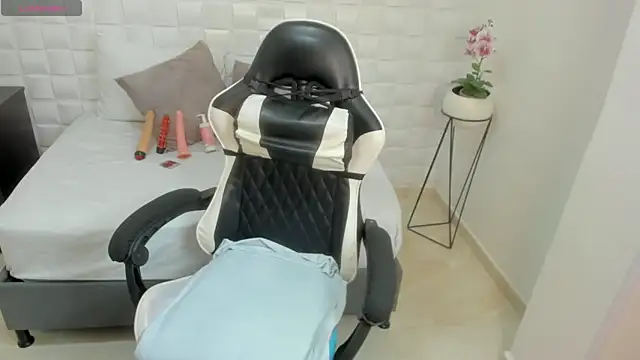 yulitza1025 online show from 11-28-25, 11:46