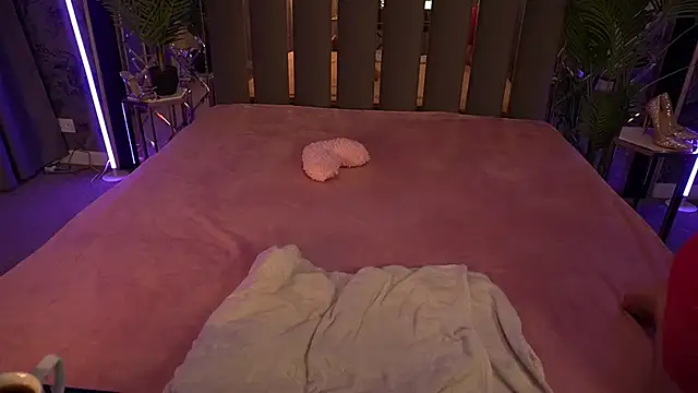 Snapshot of RedDoll_ chatting on 10-12-25, 07:46 RedDoll online show from 10-12-25, 07:46