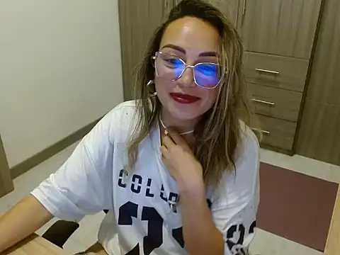 Snapshot of fox_renata chatting on 10-24-25, 02:19 fox renata online show from 10-24-25, 02:19