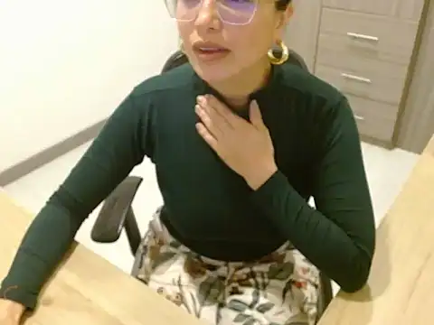 Snapshot of fox_renata chatting on 10-28-25, 02:48 fox renata online show from 10-28-25, 02:48