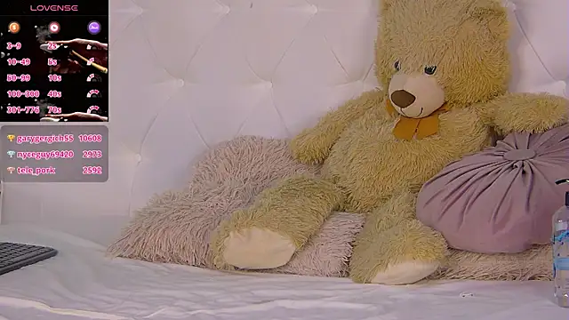 Snapshot of IsisQueen chatting on 10-27-25, 03:16 IsisQueen online show from 10-27-25, 03:16