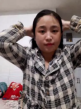 Snapshot of Minn-cute chatting on 09-20-25, 01:12 Minn-cute online show from 09-20-25, 01:12