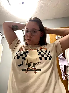 Snapshot of Mommasaurrex chatting on 09-29-25, 12:38 Mommasaurrex online show from 09-29-25, 12:38