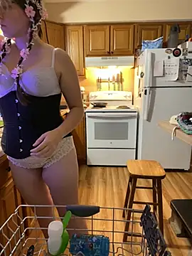 Snapshot of Mommasaurrex chatting on 10-21-25, 02:34 Mommasaurrex online show from 10-21-25, 02:34