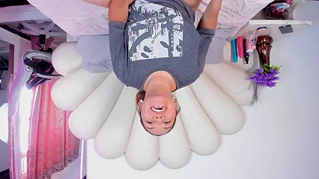 Snapshot of MiaCastillo chatting on 09-26-25, 07:18 MiaCastillo online show from 09-26-25, 07:18