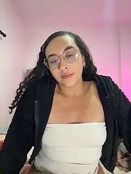 Snapshot of alehia_cute chatting on 07-25-26, 02:31 alehia cute online show from 07-25-26, 02:31
