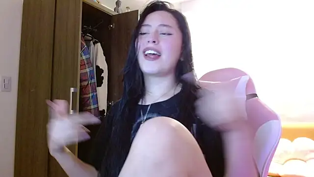 madissooon   online show from 11-21-25, 04:55