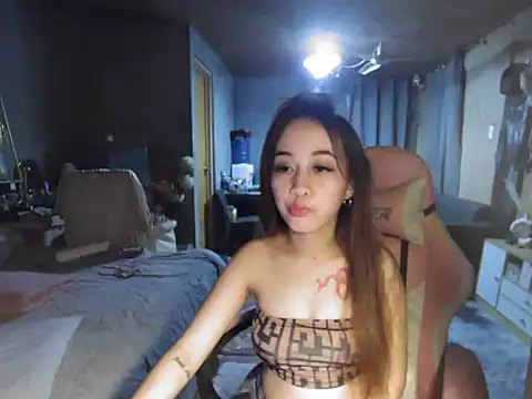 Yummiiieee28 online show from 10-29-25, 02:30