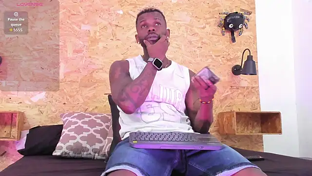 Snapshot of santiblack7 chatting on 11-15-25, 02:20 santiblack7 online show from 11-15-25, 02:20