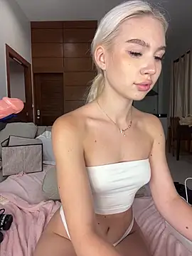 Snapshot of Kiss_Avrora_ chatting on 09-17-25, 03:14 Kiss Avrora  online show from 09-17-25, 03:14