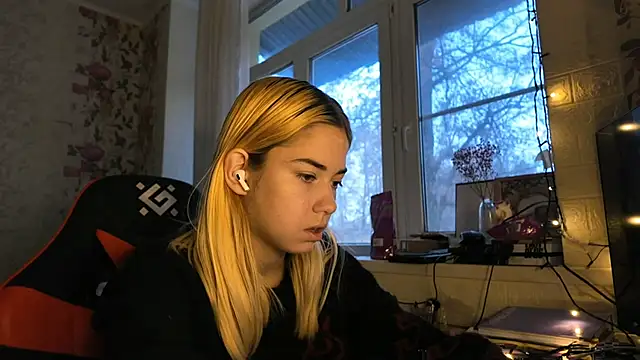 Witching Moon online show from 12-18-25, 07:47