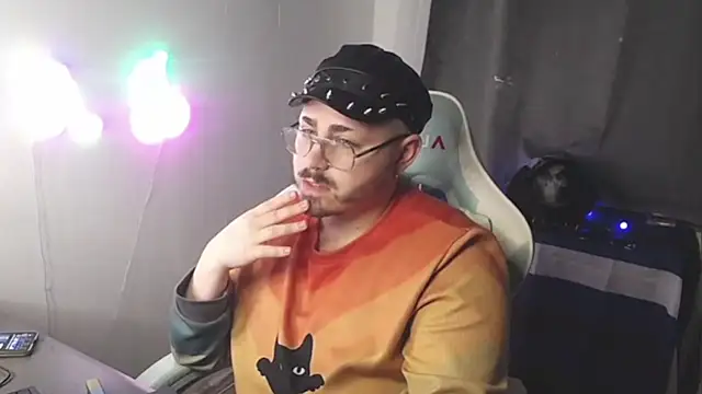 Snapshot of FabianKinky chatting on 10-13-25, 04:18 FabianKinky online show from 10-13-25, 04:18