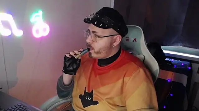 Snapshot of FabianKinky chatting on 10-17-25, 08:28 FabianKinky online show from 10-17-25, 08:28