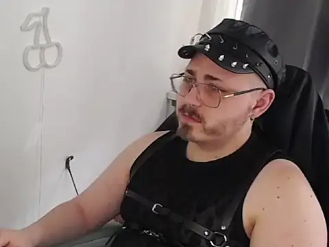 Snapshot of FabianKinky chatting on 10-21-25, 12:28 FabianKinky online show from 10-21-25, 12:28