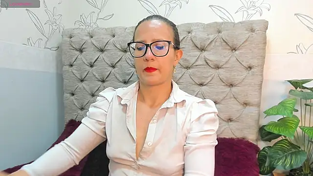 Snapshot of Saraa_Marrison_ chatting on 10-28-25, 11:40 Saraa Marrison  online show from 10-28-25, 11:40