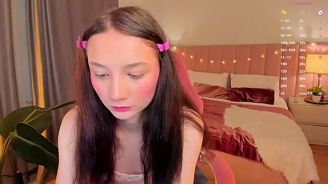 Snapshot of MilliMouse chatting on 11-19-25, 11:05 MilliMouse online show from 11-19-25, 11:05