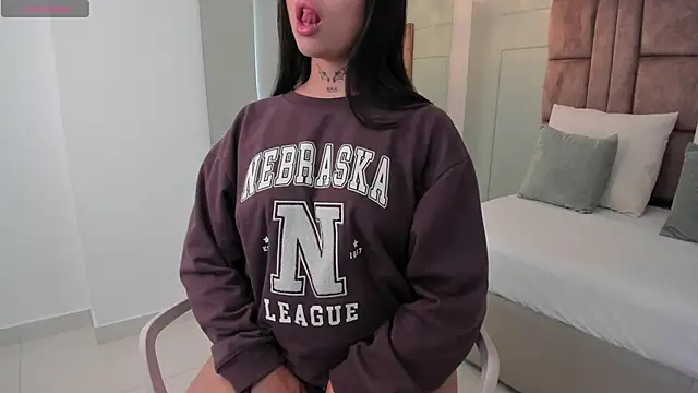 hannah miltonn online show from 11-06-25, 09:37