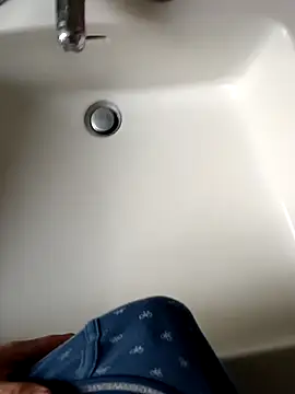 Snapshot of Empi19cm chatting on 10-10-25, 04:28 Empi19cm online show from 10-10-25, 04:28