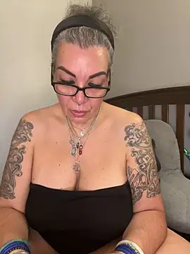 dieseldame1313 online show from 09-30-25, 12:04