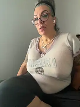 dieseldame1313 online show from 10-15-25, 07:58