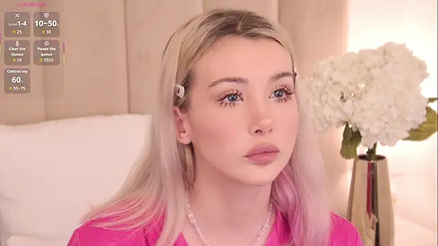 Snapshot of Nesolla chatting on 10-20-25, 07:03 Nesolla online show from 10-20-25, 07:03