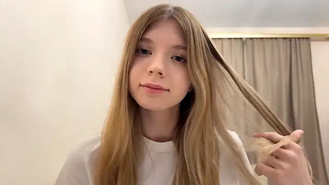 Snapshot of FruityXo chatting on 11-27-25, 06:54 FruityXo online show from 11-27-25, 06:54