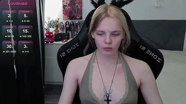 Snapshot of Luna_Navy chatting on 09-15-25, 08:14 Luna Navy online show from 09-15-25, 08:14