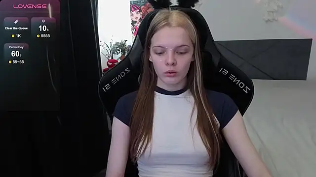 Snapshot of Luna_Navy chatting on 09-19-25, 09:11 Luna Navy online show from 09-19-25, 09:11