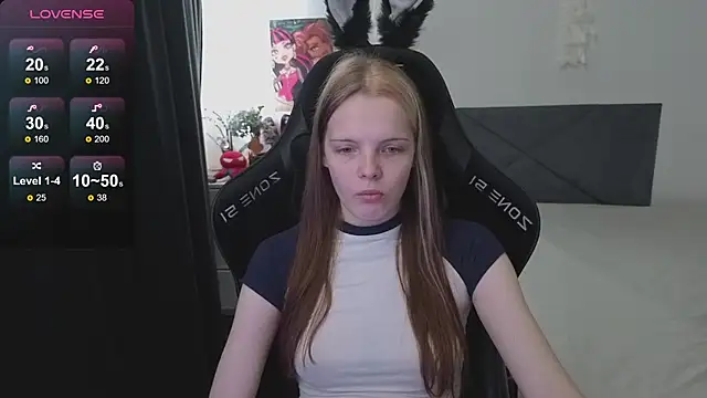 Snapshot of Luna_Navy chatting on 09-23-25, 09:23 Luna Navy online show from 09-23-25, 09:23