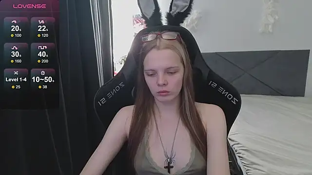 Snapshot of Luna_Navy chatting on 09-30-25, 08:30 Luna Navy online show from 09-30-25, 08:30