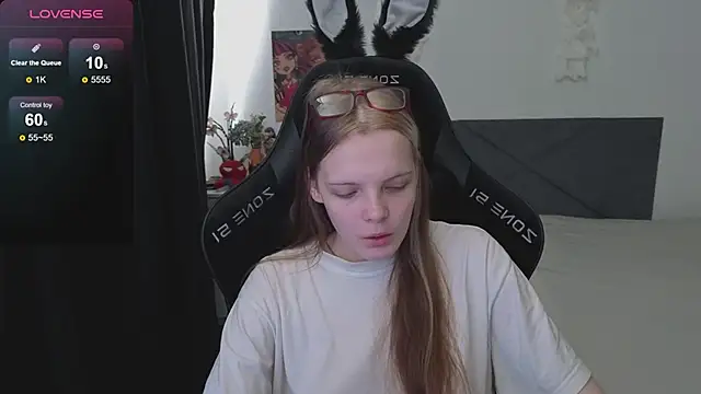 Snapshot of Luna_Navy chatting on 10-03-25, 06:32 Luna Navy online show from 10-03-25, 06:32